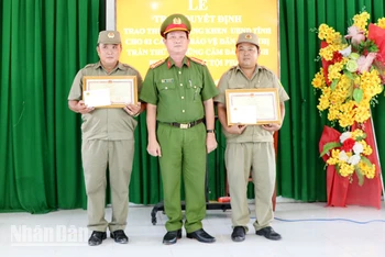 Đại tá Diệp Văn Thế, Phó Giám đốc Công an tỉnh Kiên Giang trao bằng khen của Ủy ban nhân dân tỉnh cho ông Cao Thế Nhiên và ông Phạm Hoài Ân.