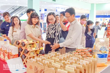 Người dân tham quan, chọn mua sản phẩm tại khu trưng bày giới thiệu sản phẩm đặc trưng Kiên Giang.