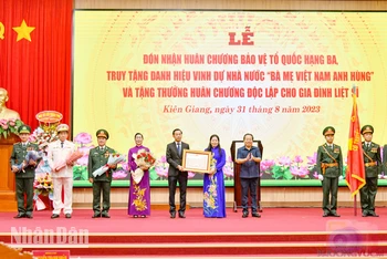 Đại diện Đảng bộ, chính quyền, nhân dân và lực lượng vũ trang tỉnh Kiên Giang nhận Huân chương Bảo vệ Tổ quốc hạng Ba.