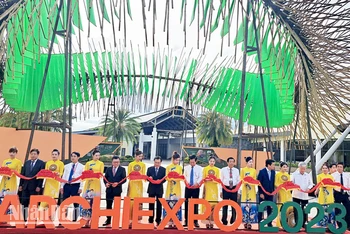 Lãnh đạo Trung ương, tỉnh Kiên Giang và khách mời cắt băng khai mạc triển lãm Kiến trúc Hội nhập và Phát triển năm 2023 với chủ đề “Kiến trúc - tạo lập không gian bền vững cho cộng đồng”.