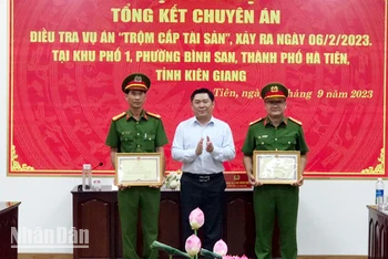 Lãnh đạo Ủy ban nhân dân thành phố Hà Tiên trao bằng khen của Chủ tịch Ủy ban nhân dân tỉnh Kiên Giang cho các cá nhân. (Ảnh: Công an cung cấp)