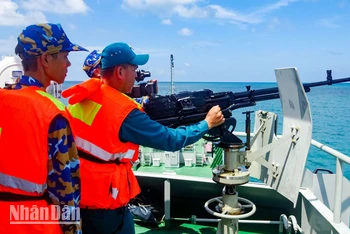 Cán bộ, chiến sĩ Hải đội Dân quân thường trực tỉnh Kiên Giang thực hành huấn luyện các nội dung trên biển.