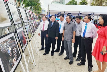 Đại biểu tham quan trưng bày triển lãm tại Liên hoan ảnh nghệ thuật khu vực đồng bằng sông Cửu Long lần thứ 38 năm 2023.