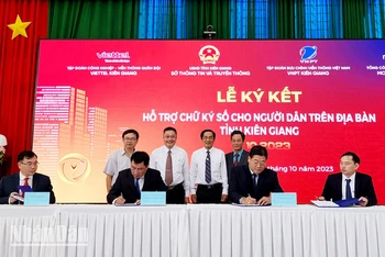 Các đơn vị ký kết, cam kết cung cấp chữ ký số công cộng cho người dân trên địa bàn tỉnh Kiên Giang.