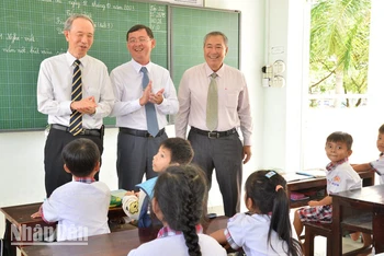 Ông Ono Masuo (bìa trái), Tổng Lãnh sự Nhật Bản tại Thành phố Hồ Chí Minh cùng lãnh đạo địa phương thăm lớp học tại Trường tiểu học Ngọc Chúc 1, xã Ngọc Chúc, huyện Giồng Riềng, tỉnh Kiên Giang. 