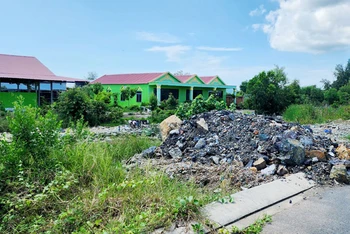 Các căn nhà ông Lý Thanh Giàu xây dựng trên phần đất bao chiếm của ông Trần Quốc Tuấn và bà Nguyễn Thị Mỹ Lệ. 