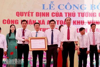 Lãnh đạo tỉnh Kiên Giang trao Quyết định của Thủ tướng Chính phủ công nhận xã An toàn khu, vùng An toàn khu thuộc tỉnh Kiên Giang.