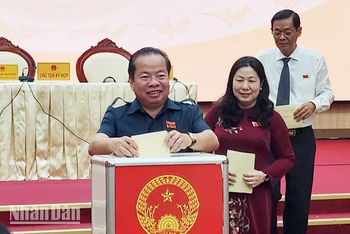 Đại biểu Hội đồng nhân dân tỉnh Kiên Giang thực hiện việc bỏ phiếu tín nhiệm. 