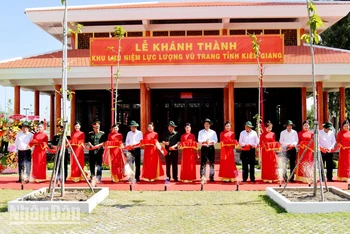 Các đồng chí nguyên lãnh đạo Đảng, Nhà nước, Quân khu 9 và tỉnh Kiên Giang cắt băng khánh thành Khu lưu niệm lực lượng vũ trang tỉnh Kiên Giang.