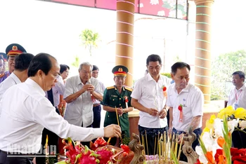 Đại biểu và đông đảo nhân dân đã tiến hành dâng hương và tưởng niệm Anh hùng lực lượng vũ trang nhân dân Phan Thị Ràng.