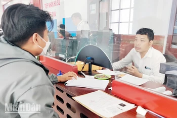 Người dân thực hiện thủ tục hành chính tại Trung tâm Phục vụ hành chính công tỉnh Kiên Giang.