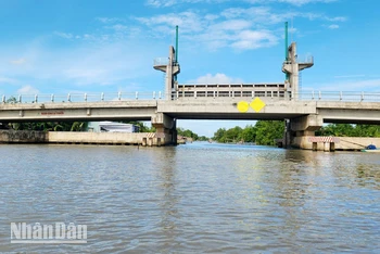Cầu kết hợp cống thủy lợi ngăn mặn trên địa bàn huyện An Minh, tỉnh Kiên Giang. 