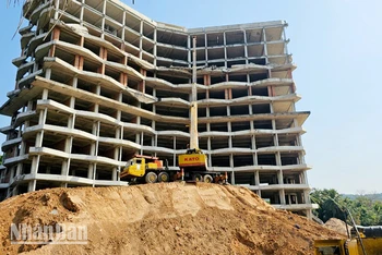 Công trình khách sạn 12 tầng xây dựng trái phép ở thành phố Phú Quốc, tỉnh Kiên Giang.