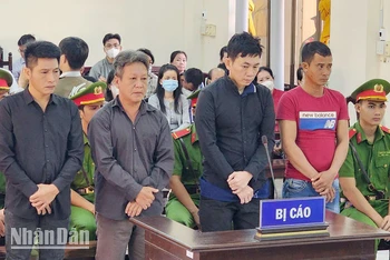 Các bị cáo tại phiên tòa sơ thẩm Tòa án nhân dân tỉnh Kiên Giang, ngày 29/1. 