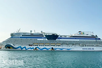 Tàu du lịch Aida Bella chở hơn 2.000 khách quốc tế là người Đức, Úc neo đậu cảng Dương Đông, thành phố Phú Quốc, sáng 9/2. 