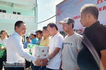Lãnh đạo Sở Nông nghiệp và Phát triển nông thôn tỉnh Kiên Giang tặng quà cho ngư dân nhân dịp xuất hành vươn khơi bám biển đầu Xuân 2024. 