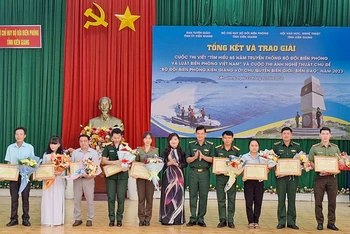 Ban tổ chức trao thưởng cho các tác giả đạt giải tại Cuộc thi viết “Tìm hiểu 65 năm truyền thống Bộ đội Biên phòng và Luật Biên phòng Việt Nam” năm 2023.