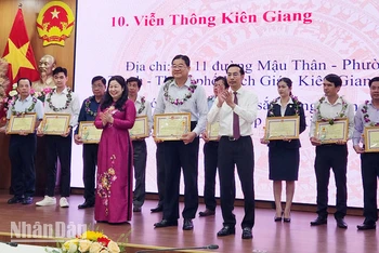 Lãnh đạo tỉnh Kiên Giang trao bằng khen Ủy ban nhân dân tỉnh cho các tập thể có thành tích xuất sắc trong phong trào thi đua chuyên đề “Doanh nghiệp tỉnh Kiên Giang hội nhập và phát triển” năm 2023. 