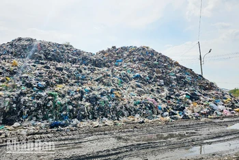 Bãi rác tạm Đồng Cây Sao ở xã Cửa Dương, thành phố Phú Quốc đang trong tình trạng quá tải, gây ô nhiễm nghiêm trọng.