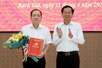 Bí thư Tỉnh ủy Kiên Giang Đỗ Thanh Bình trao quyết định, tặng hoa chúc mừng đồng chí Nguyễn Thanh Phong.