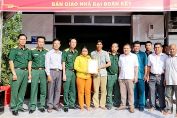 Ban tổ chức các hoạt động Tết quân-dân năm 2024 mừng Chôl Chnăm Thmây bàn giao nhà đại đoàn kết cho hộ đồng bào Khmer trên địa bàn xã An Minh Bắc.