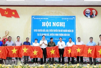 Ban tổ chức tặng cờ Tổ quốc cho ngư dân và bí thư chi bộ, cựu chiến binh xã An Minh Bắc, huyện U Minh Thượng, tỉnh Kiên Giang.