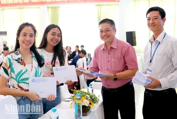 Lãnh đạo Trường đại học Kiên Giang trao quà mừng Tết cổ truyền cho sinh viên.