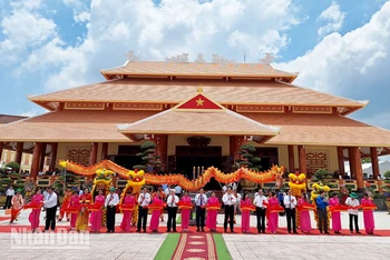 Phó Thủ tướng Chính phủ Lê Minh Khái, cùng lãnh đạo các bộ, ban, ngành Trung ương và địa phương cắt băng khánh thành Đền thờ Anh hùng Liệt sỹ, lực lượng vũ trang nhân dân và thanh niên xung phong hy sinh trên Tuyến đường 1C tại huyện Giang Thành.