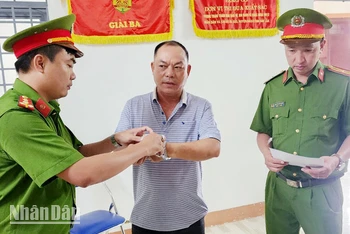 Bị can Nguyễn Văn Nguyên bị bắt tạm giam 4 tháng về tội “Lừa đảo chiếm đoạt tài sản”.