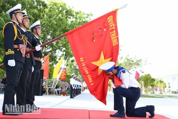 Chiến sĩ mới hôn quân kỳ trong lễ tuyên thệ.
