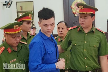Bị cáo Đoàn Thiên Long được dẫn giải về nhà tạm giam sau khi tòa tuyên án tử hình.
