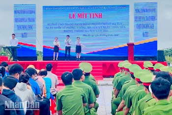 Quang cảnh lễ mít-tinh.