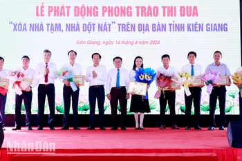 Lãnh đạo tỉnh Kiên Giang tặng hoa tri ân các nhà tài trợ. 