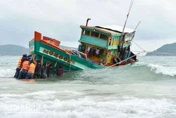 Cán bộ, chiến sĩ Lữ đoàn 127, Bộ Tư lệnh Vùng 5 Hải quân cứu kéo tàu cá Kiên Giang ra khỏi nơi mắc cạn.