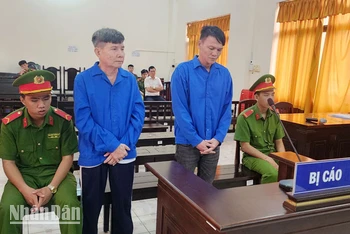 Hai bị cáo Phước (bên phải) và Tùng tại phiên tòa.