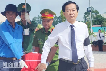 Lãnh đạo tỉnh Kiên Giang thực hiện nghi thức an táng hài cốt liệt sĩ tại Nghĩa trang liệt sĩ huyện Hòn Đất. 
