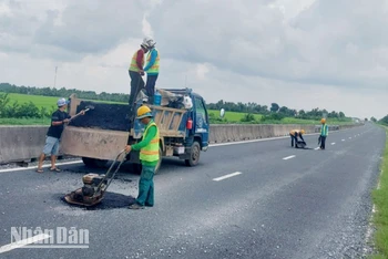 Công nhân khắc phục các khiếm khuyết cục bộ trên tuyến Lộ Tẻ-Rạch Sỏi, trước 1/8.