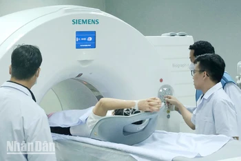 Các bác sĩ thực hiện kỹ thuật PET-CT cho bệnh nhân.