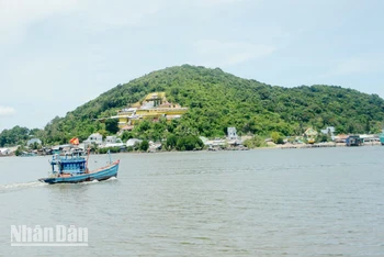 Một đoạn đầm Đông Hồ chảy ra biển Tây Nam.