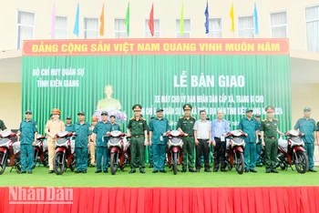  Lãnh đạo Bộ Chỉ huy quân sự tỉnh Kiên Giang bàn giao xe máy cho đại diện Ban Chỉ huy quân sự các xã trên địa bàn tỉnh. 