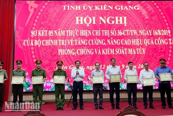 Ủy viên Trung ương Đảng, Bí thư Tỉnh ủy Kiên Giang Đỗ Thanh Bình trao bằng khen cho các tập thể có thành tích xuất sắc.