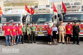 Công an tỉnh Kiên Giang xuất quân chuyển hàng cứu trợ đồng bào các tỉnh miền bắc bị thiệt hại do bão số 3 gây ra.