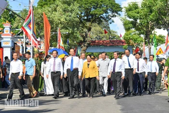 Các đại biểu viếng Di tích lịch sử văn hóa mộ và đình Nguyễn Trung Trực.