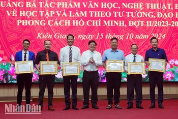 Trưởng Ban Tuyên giáo Tỉnh ủy Kiên Giang, Tống Phước Trường trao giải Nhất Giải thưởng sáng tác, quảng bá tác phẩm văn học, nghệ thuật, báo chí về chủ đề “Học tập và làm theo tư tưởng, đạo đức, phong cách Hồ chí Minh”.