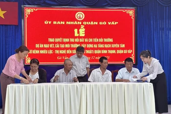 Các hộ dân phường 5, quận Gò Vấp ký quyết định nhận đền bù, hỗ trợ Dự án rạch Xuyên Tâm.