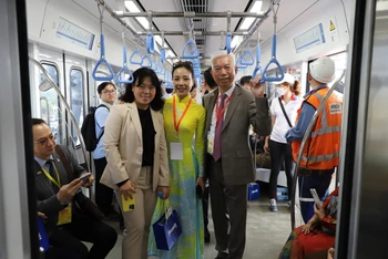 Các kiều bào phấn khởi, vui mừng khi tham gia trải nghiệm trên tuyến metro Bến Thành-Suối Tiên