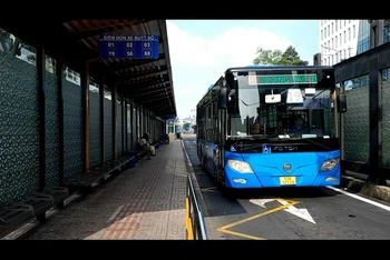 Một tuyến xe buýt có trợ giá đón khách tại trạm Hàm Nghi, quận 1.