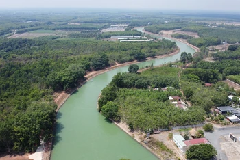Hồ Dầu Tiếng với trữ lượng nước rất lớn sẵn sàng tiếp trợ, xả nước đến những nơi hạn hán, nhiễm mặn ở khu vực Thành phố Hồ Chí Minh, Tây Ninh, Long An