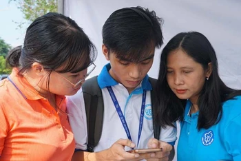 Nhân viên Bảo hiểm xã hội Thành phố Hồ Chí Minh hướng dẫn sinh viên cài đặt VssID.
