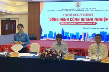Lãnh đạo Liên đoàn Lao động Thành phố Hồ Chí Minh trao đổi tại Chương trình đồng hành cùng doanh nghiệp.